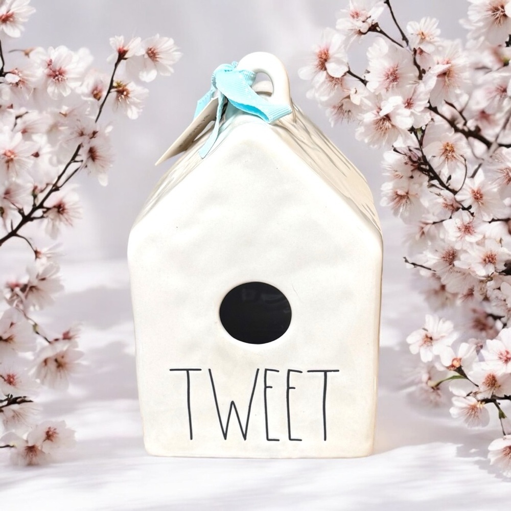 NWT Rae Dunn TWEET Birdhouse
CERAMIC Brand New Collectible Ceramic Birdhouse NEW - Picture 14 of 15